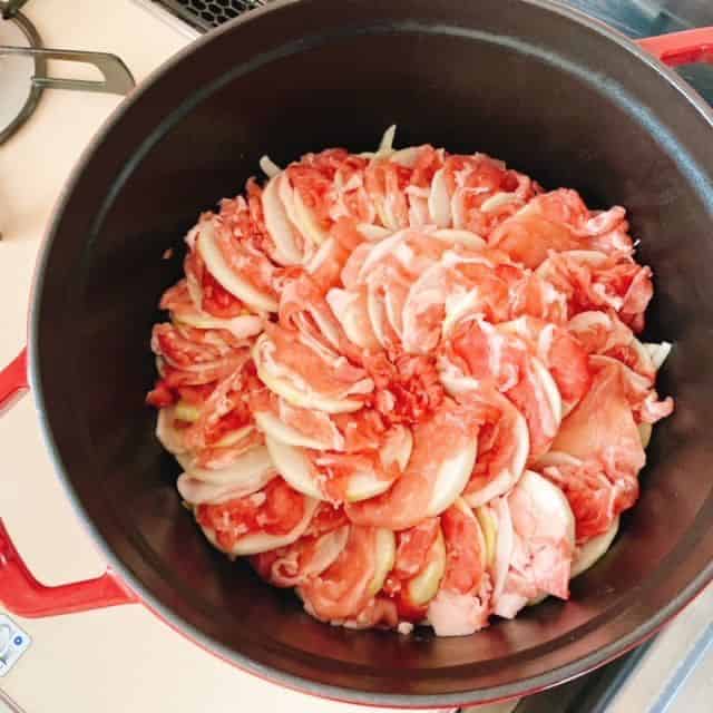 豚肉と大根を詰める