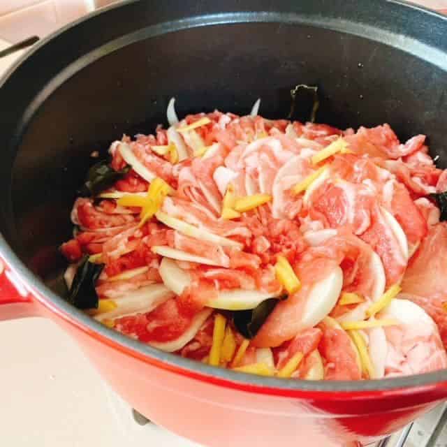 生姜、昆布、調味料を加える