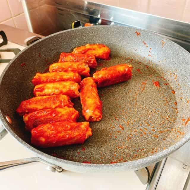 トマトケチャップを絡めます