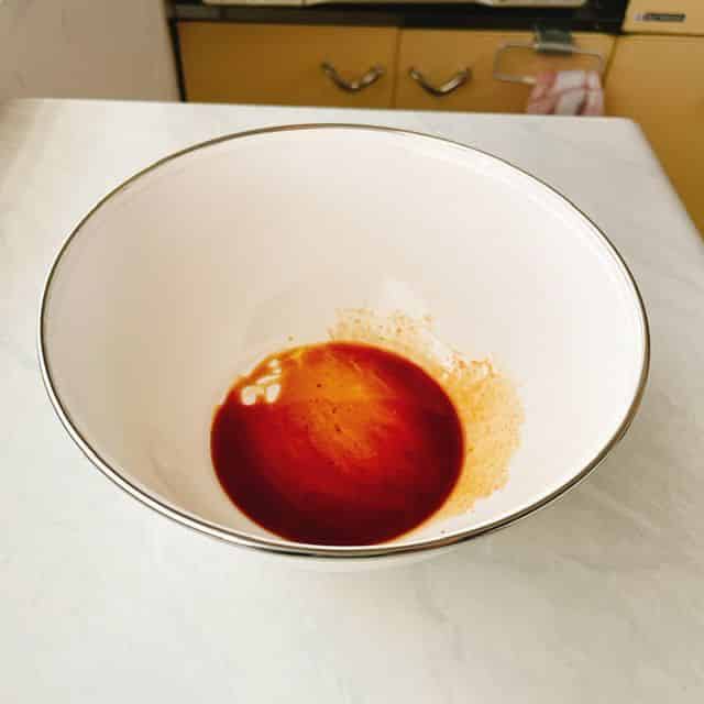 調味料を混ぜます
