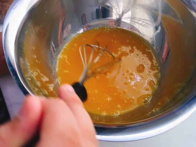 ジュースに溶かしたゼラチンを加えます