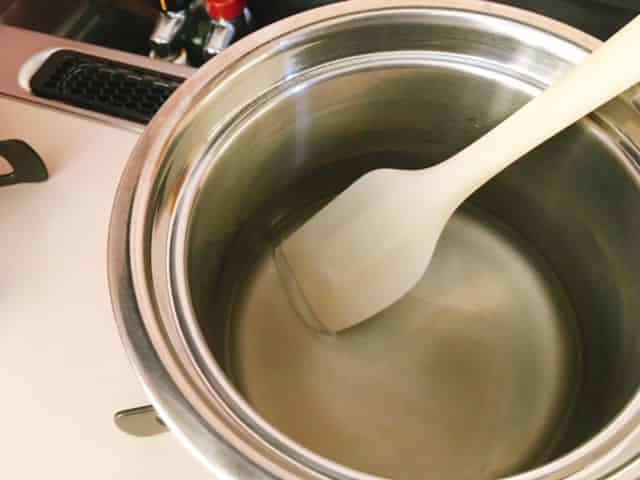水に寒天を加えよく溶かします