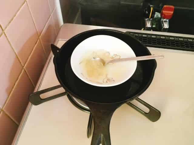 ゼラチンを湯煎で溶かします