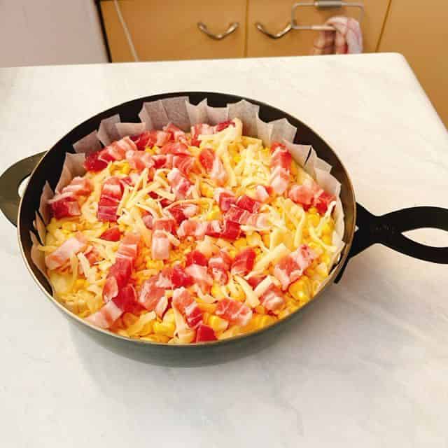 ベーコンを乗せます