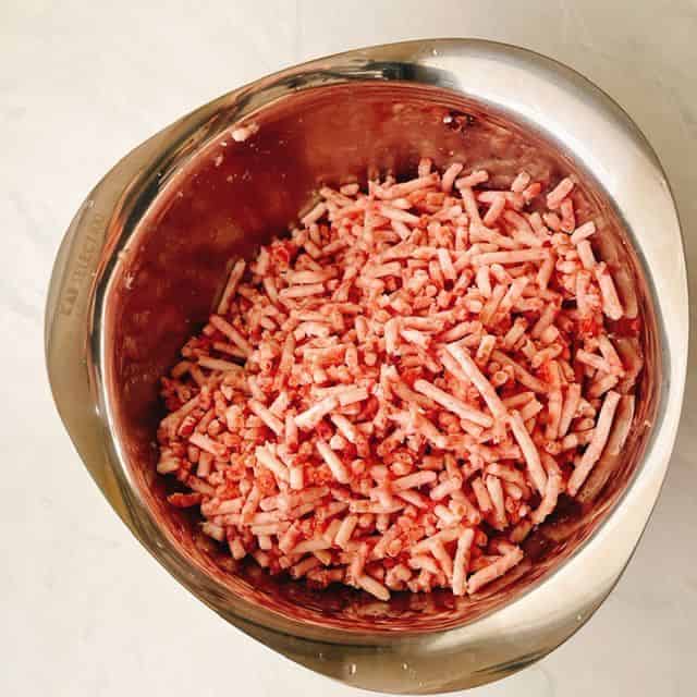ひき肉に塩を振ります