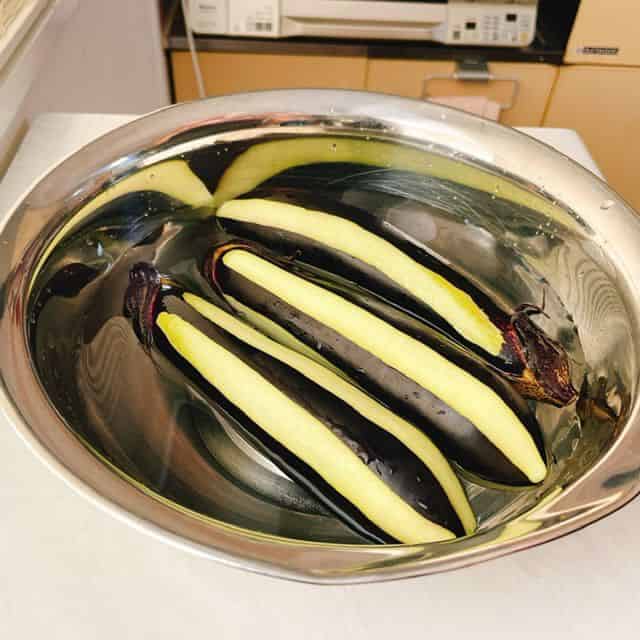 水につけます