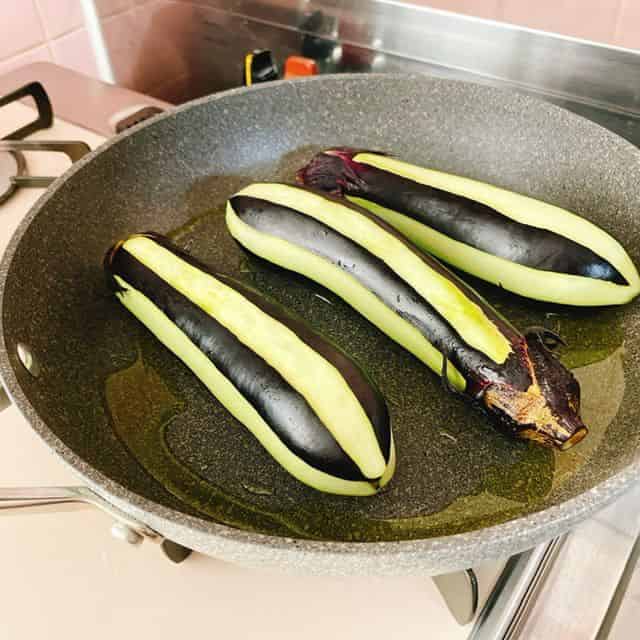 フライパンで焼きます