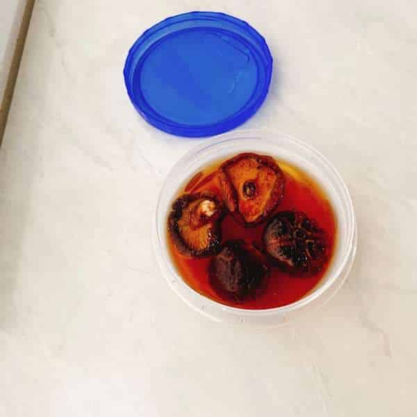 干し椎茸を戻します