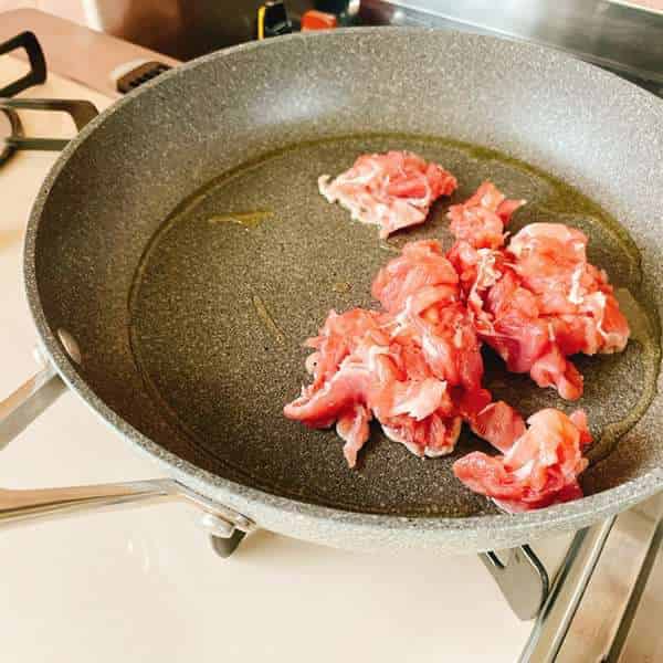 豚肉を炒めます