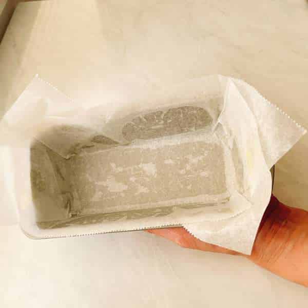 型にシートを敷き込みバターを塗る