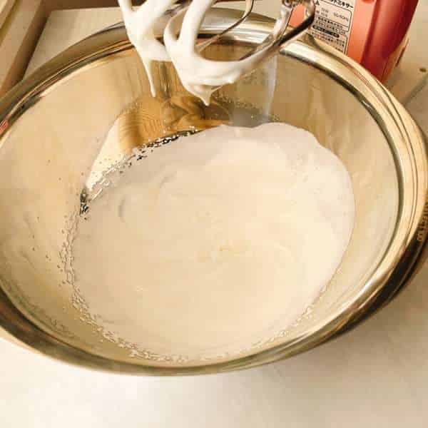 生クリームを泡立てる