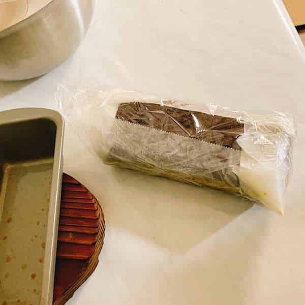冷めたケーキをラップで包む