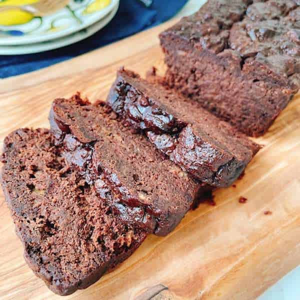 おからガトーショコラを切る