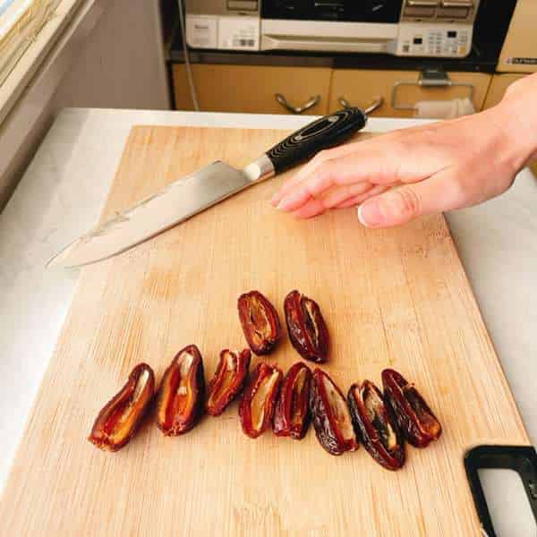 デーツを縦に切る