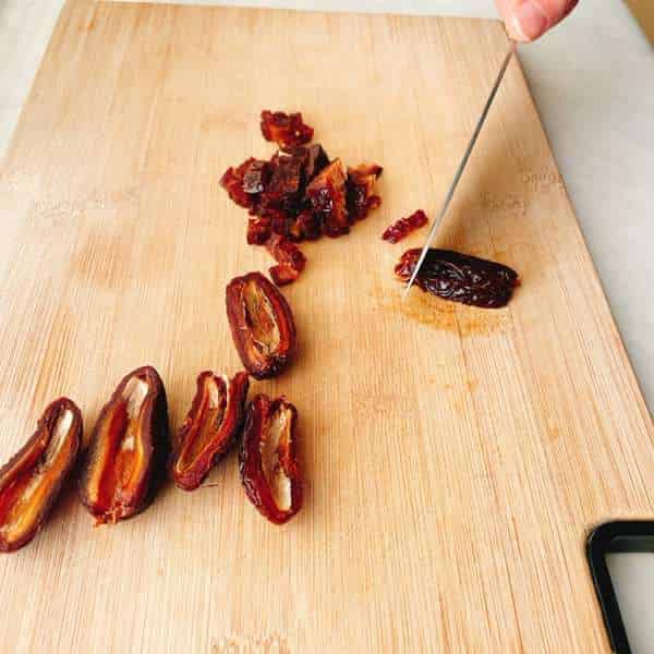 デーツを細かく切る