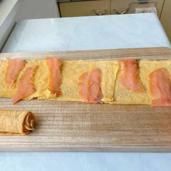 卵にサーモンを乗せる