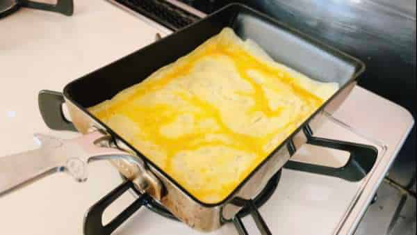 薄焼き卵を焼く