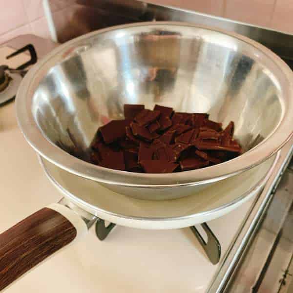 チョコレートを湯煎にかける