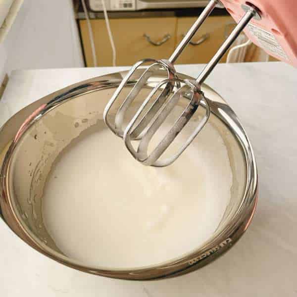 卵白を泡立てる