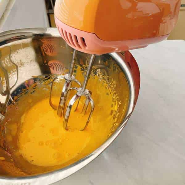 卵黄を泡立てる