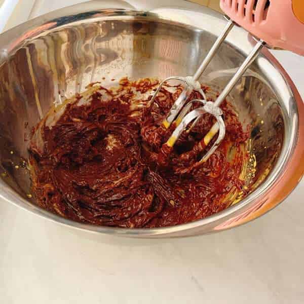 チョコレートと卵黄を混ぜる