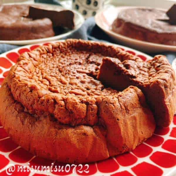 ガトーショコラ3種を器に盛る