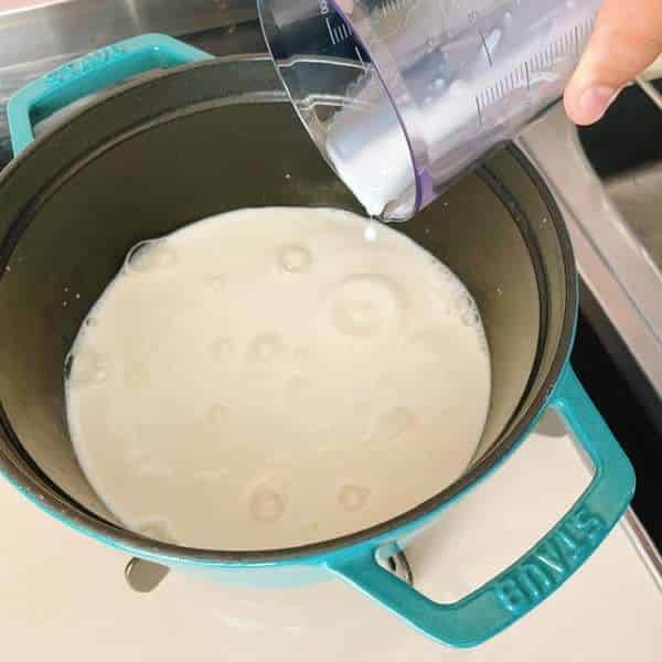 牛乳と寒天をよく混ぜます