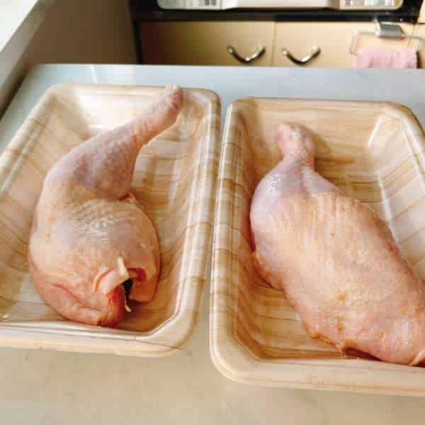 骨付き鶏もも肉に塩を揉み込みます