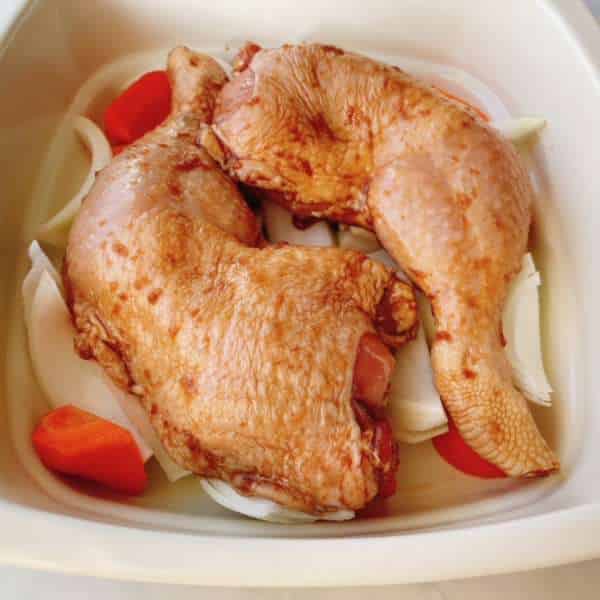 付属グリルパンに野菜を敷き、鶏肉を乗せます