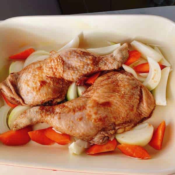 耐熱皿に野菜を乗せ、鶏肉を乗せます