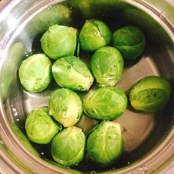 芽キャベツを茹でます