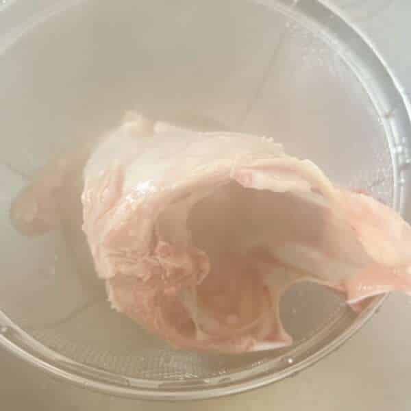 鶏がらを湯に潜らせる