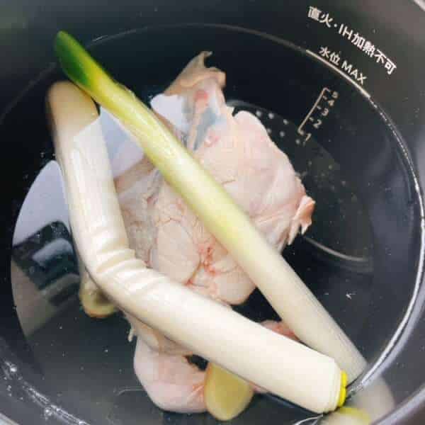 ホットクックに水と材料を詰める