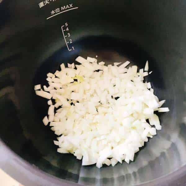 ホットクックに玉ねぎを入れます