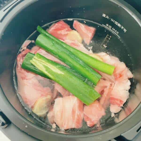 牛すじ、水、ネギ、生姜を入れます