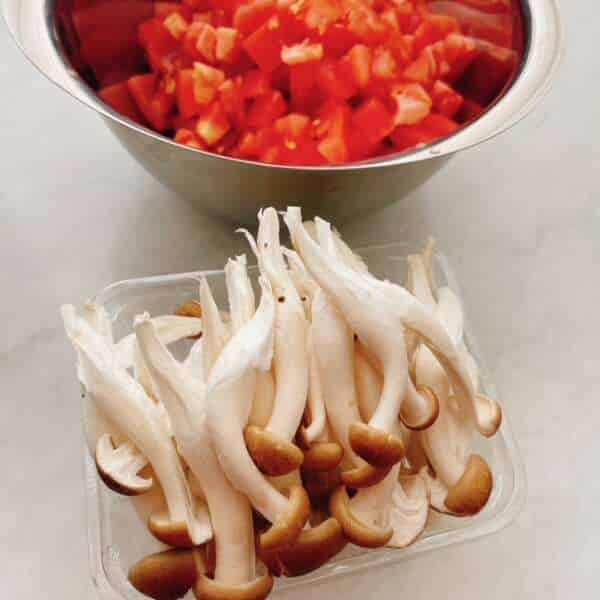 トマト、キノコを切ります