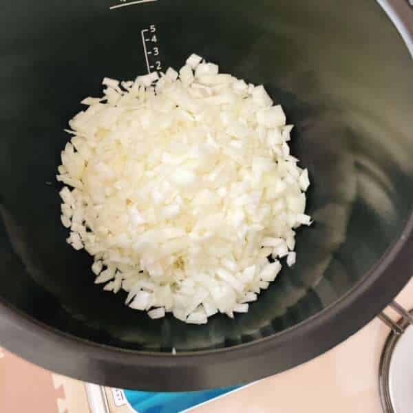 玉ねぎニンニクを入れます
