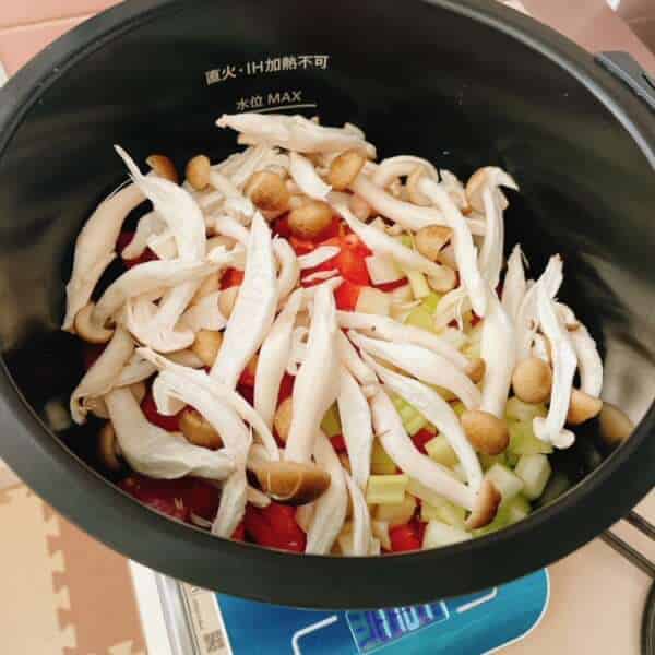 次にトマトとキノコを加えます