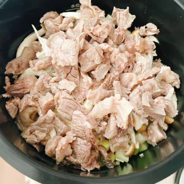 牛すじを加えます