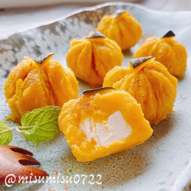 かぼちゃ茶巾にクリームチーズ入り