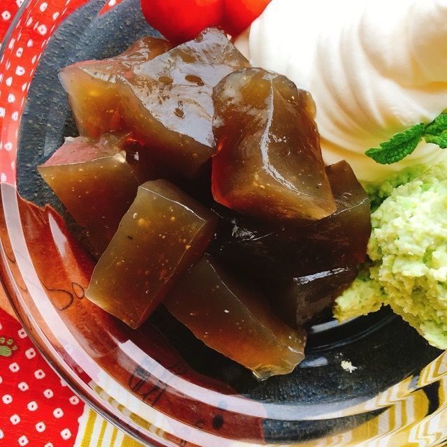 ほうじ茶色のわらび餅とクリーム