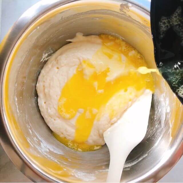 生地にバターを加える