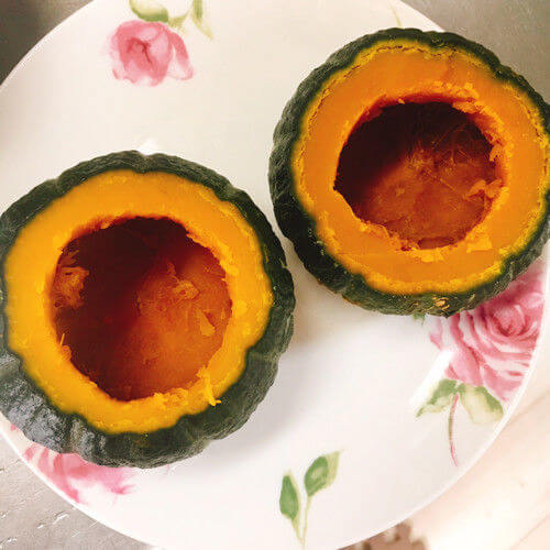 かぼちゃをくり抜く