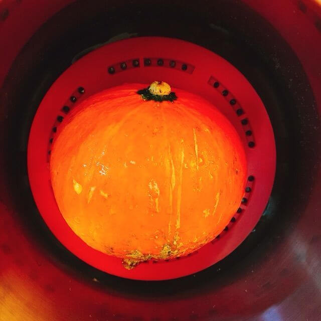 圧力鍋の中の赤皮栗かぼちゃ