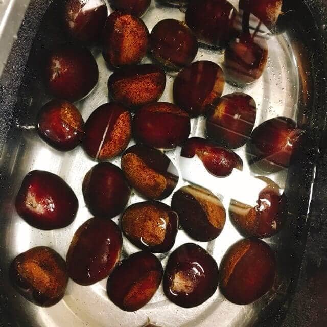栗を洗います