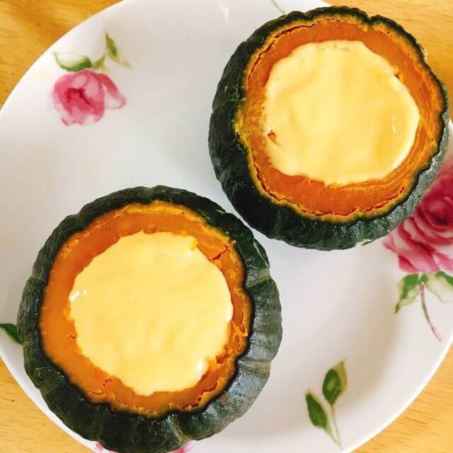 卵液をかぼちゃに詰めます