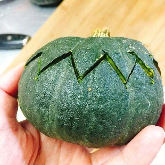 切り込みを一周入れます