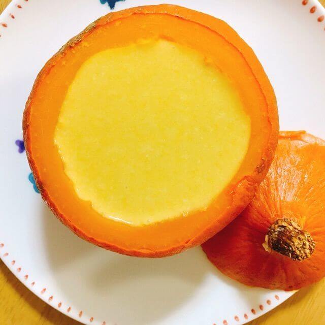 レアチーズをかぼちゃに詰めます