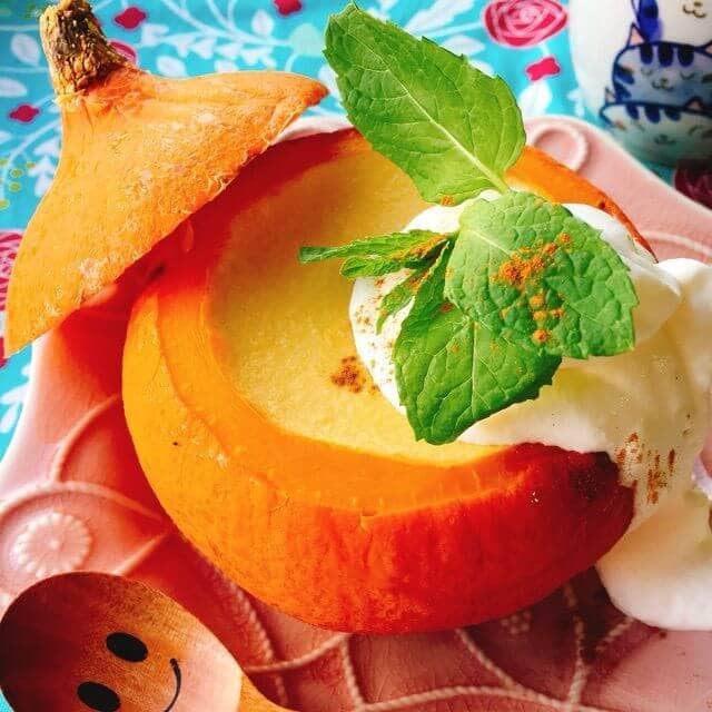 生クリームをかけミントの葉を飾ります