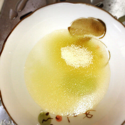 ゼラチンを冷水に振り入れます
